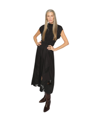 Robe Aria Mono MOS MOSH Noir portée en mouvement – lifestyle