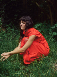 Robe Aria Mono MOS MOSH Spicy Orange portée en extérieur – lifestyle