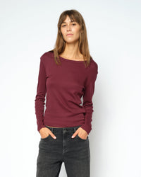 T-shirt manches longues col bateau MOS MOSH Port Royale porté avec un jean gris – buste de face