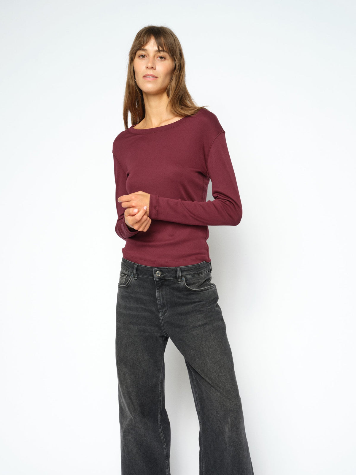 T-shirt manches longues col bateau MOS MOSH Port Royale porté avec un jean large gris – vue de trois quarts