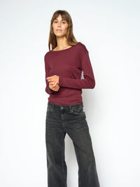 T-shirt manches longues col bateau MOS MOSH Port Royale porté avec un jean large gris – vue de trois quarts
