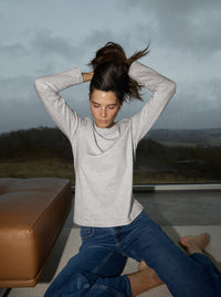 T-shirt manches longues MOS MOSH gris chiné porté avec un jean bleu – look complet