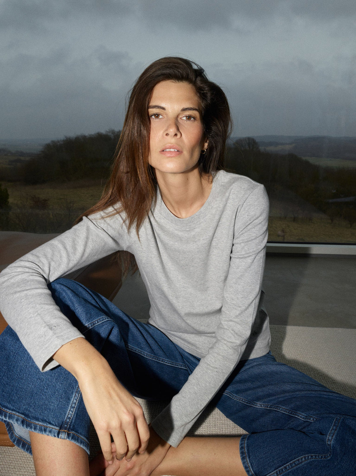 T-shirt manches longues MOS MOSH gris chiné porté avec un jean bleu – autre vue du look