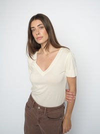 T-shirt col V Sink MOS MOSH Écru porté avec un pantalon Coffee Quartz – look complet