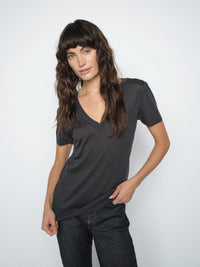 T-shirt col V Sink MOS MOSH Salute Navy porté avec un jean foncé – look complet
