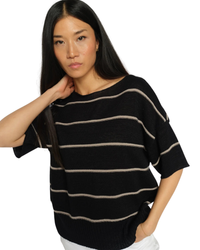 Top Arlen à rayures MOS MOSH Noir porté en tenue d'été – look complet