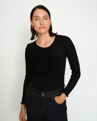 Top Elaine sans coutures MOS MOSH Noir porté par un mannequin – look complet