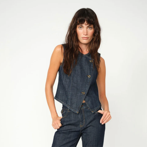 Veste sans manches Ceden Nippon en denim MOS MOSH Dark Blue portée boutonnée – vue de face