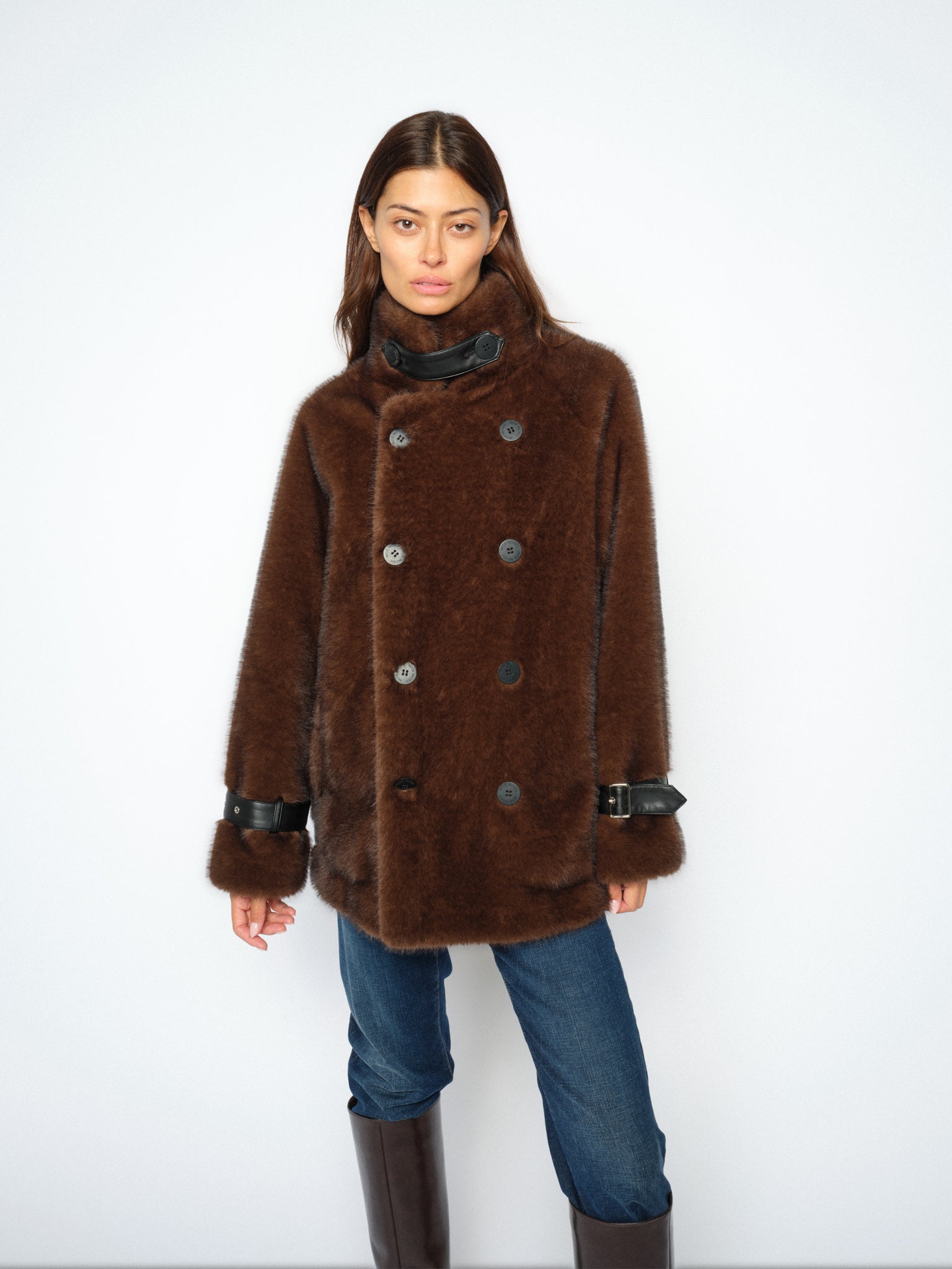 Veste en fausse fourrure MOS MOSH Delicioso – buste de face, col montant fermé par sa boucle