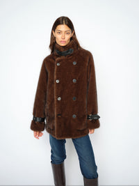 Veste en fausse fourrure MOS MOSH Delicioso – buste de face, col montant fermé par sa boucle