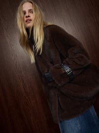 Veste en fausse fourrure MOS MOSH Delicioso – détail de la boucle en cuir au poignet