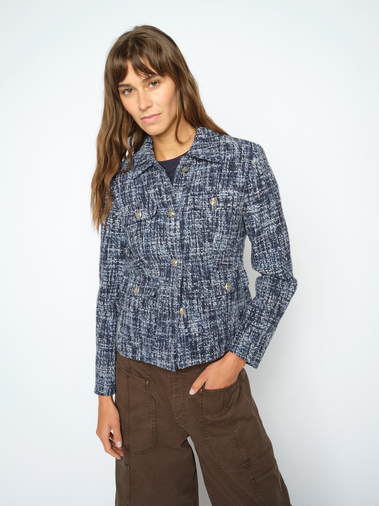 Veste courte en tweed MOS MOSH Salute Navy portée avec un pantalon marron – buste de trois quarts