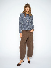 Veste courte en tweed MOS MOSH Salute Navy portée avec un pantalon large marron – vue de face en pied