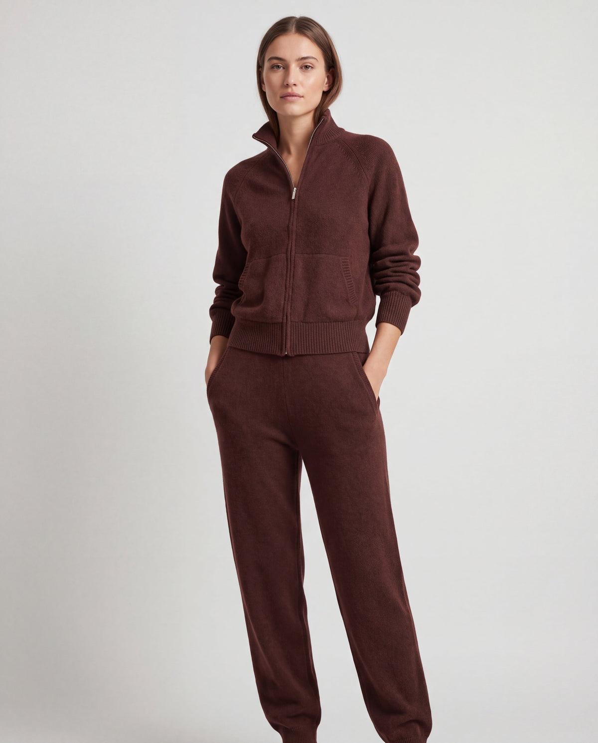 Bomber en cachemire Nuage Cashmere chocolat, porté de face avec le jogging assorti