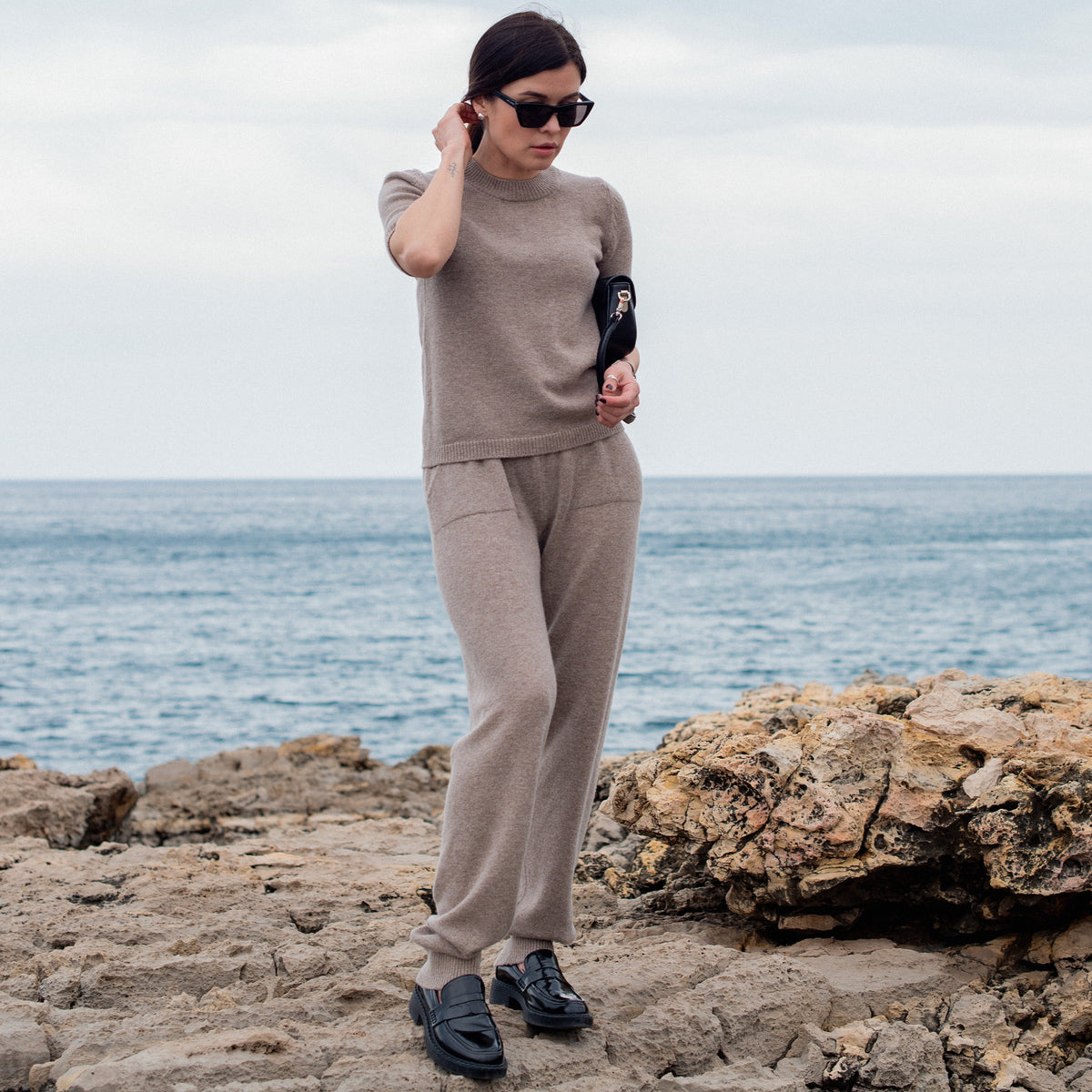 Jogging en cachemire Nuage Cashmere Cappuccino, porté de face avec le t-shirt assorti