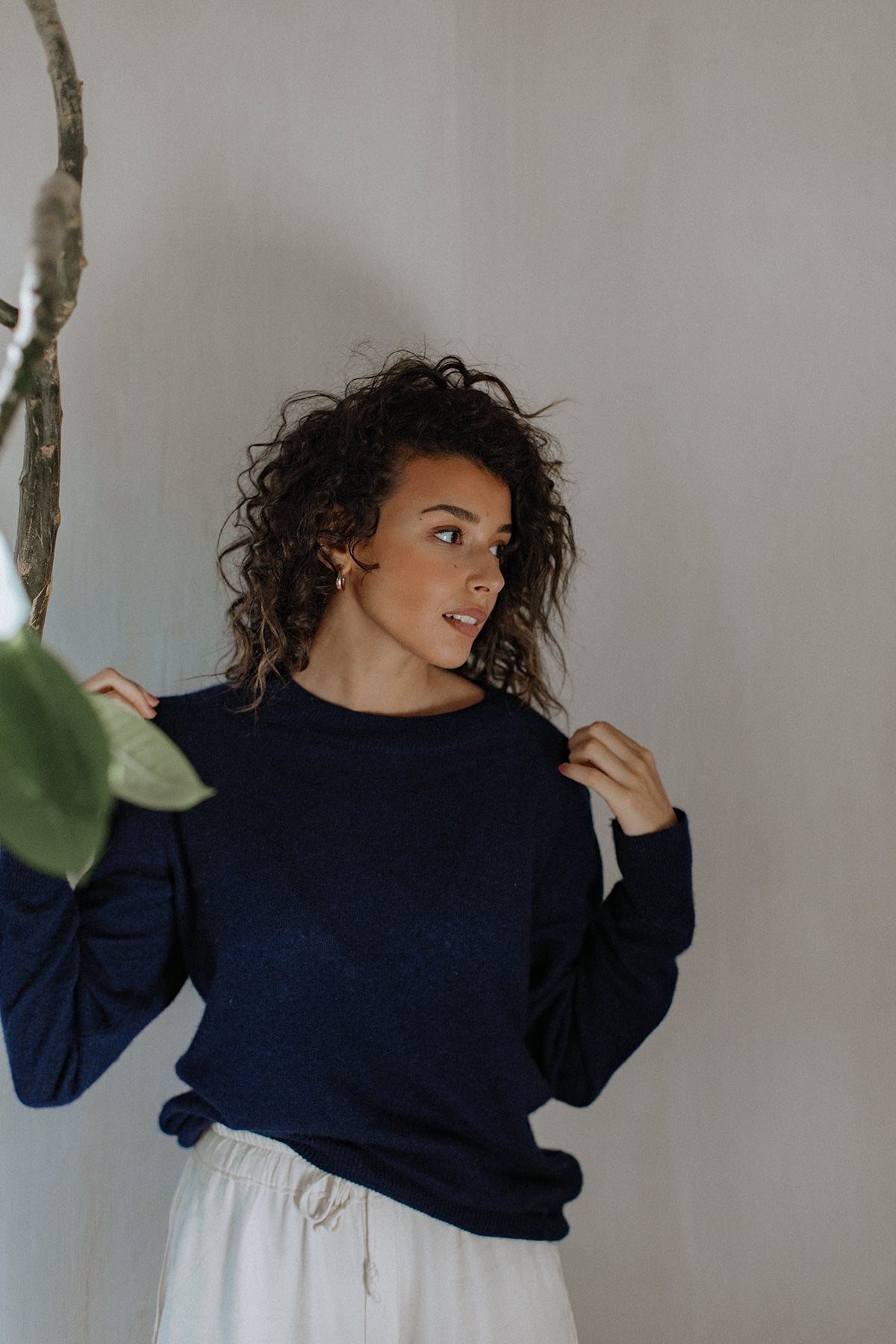 Pull col rond Nuage Cashmere en Indigo, porté debout de face en intérieur