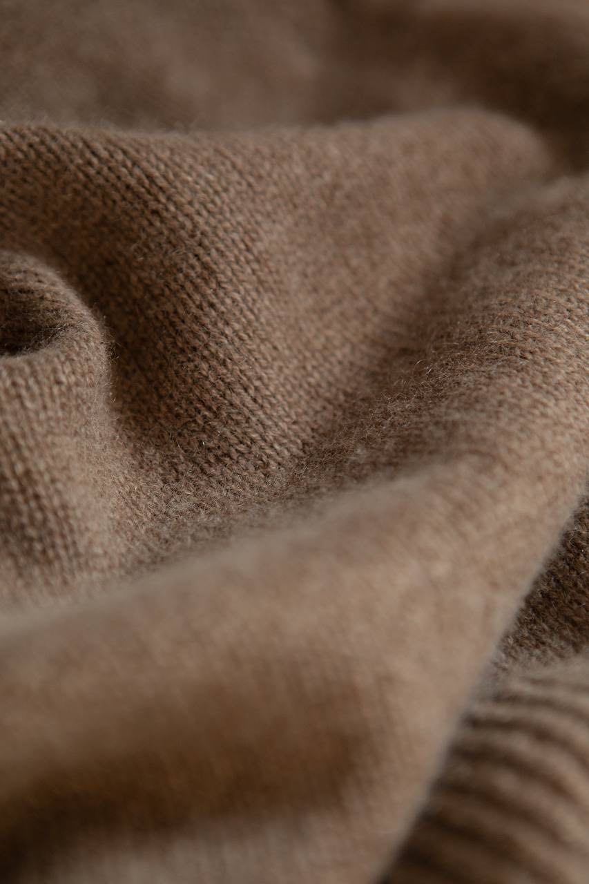 Gros plan sur la maille épaisse du pull col roulé Nuage Cashmere en Hot Capuccino