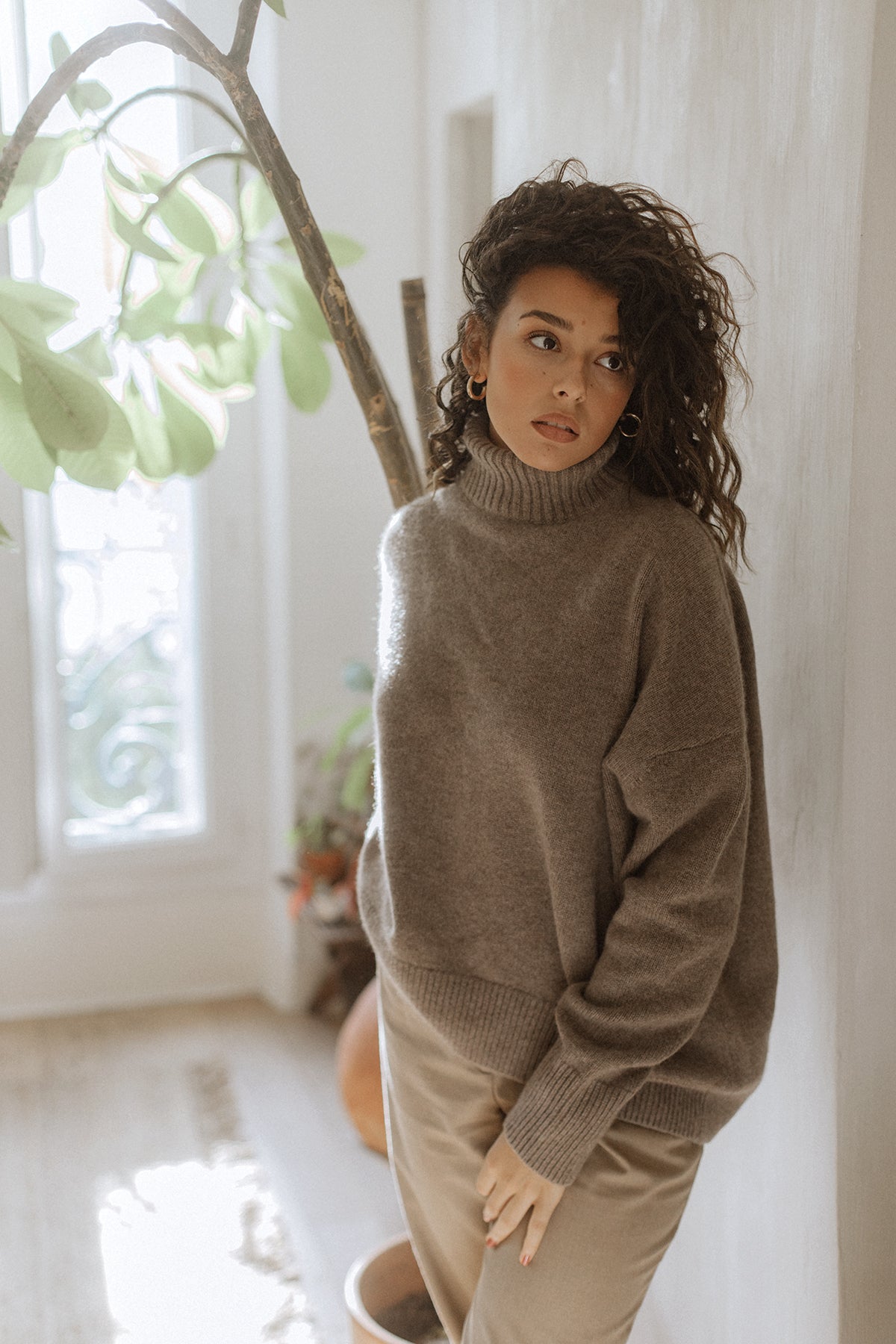 Pull col roulé Nuage Cashmere en Hot Capuccino, porté en pied en total look beige