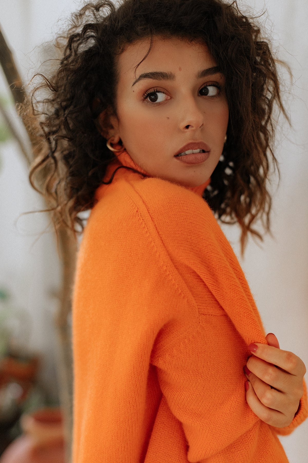 Buste du pull col roulé Nuage Cashmere en Hot Orange, manche relevée