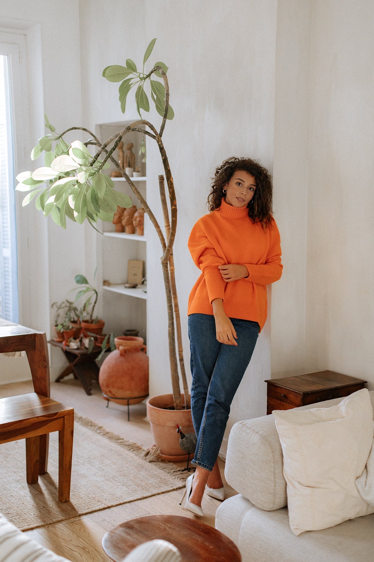 Pull col roulé Nuage Cashmere en Hot Orange, porté en pied avec un jean et des sandales