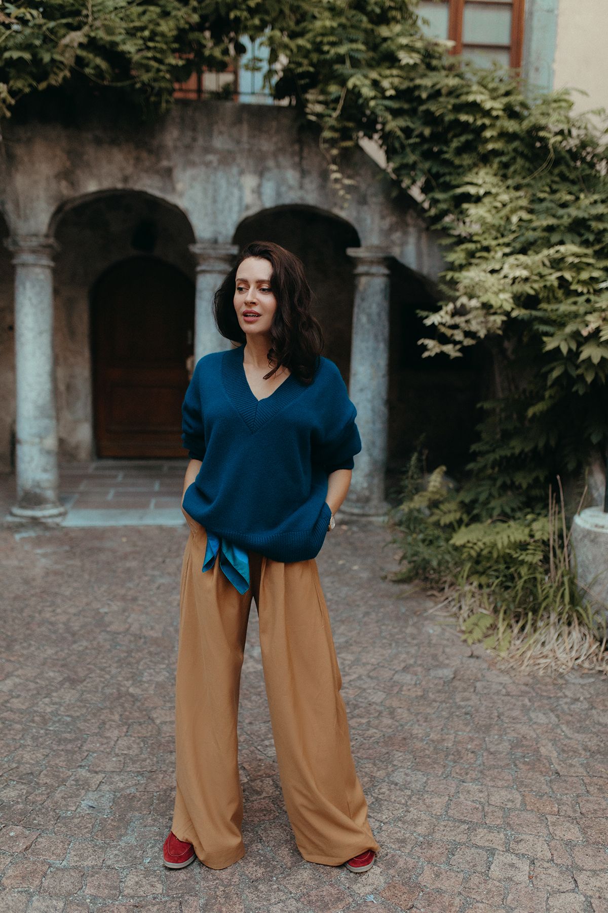 Pull col V Iconic Nuage Cashmere en Bleu Canard, porté en pied avec un pantalon camel