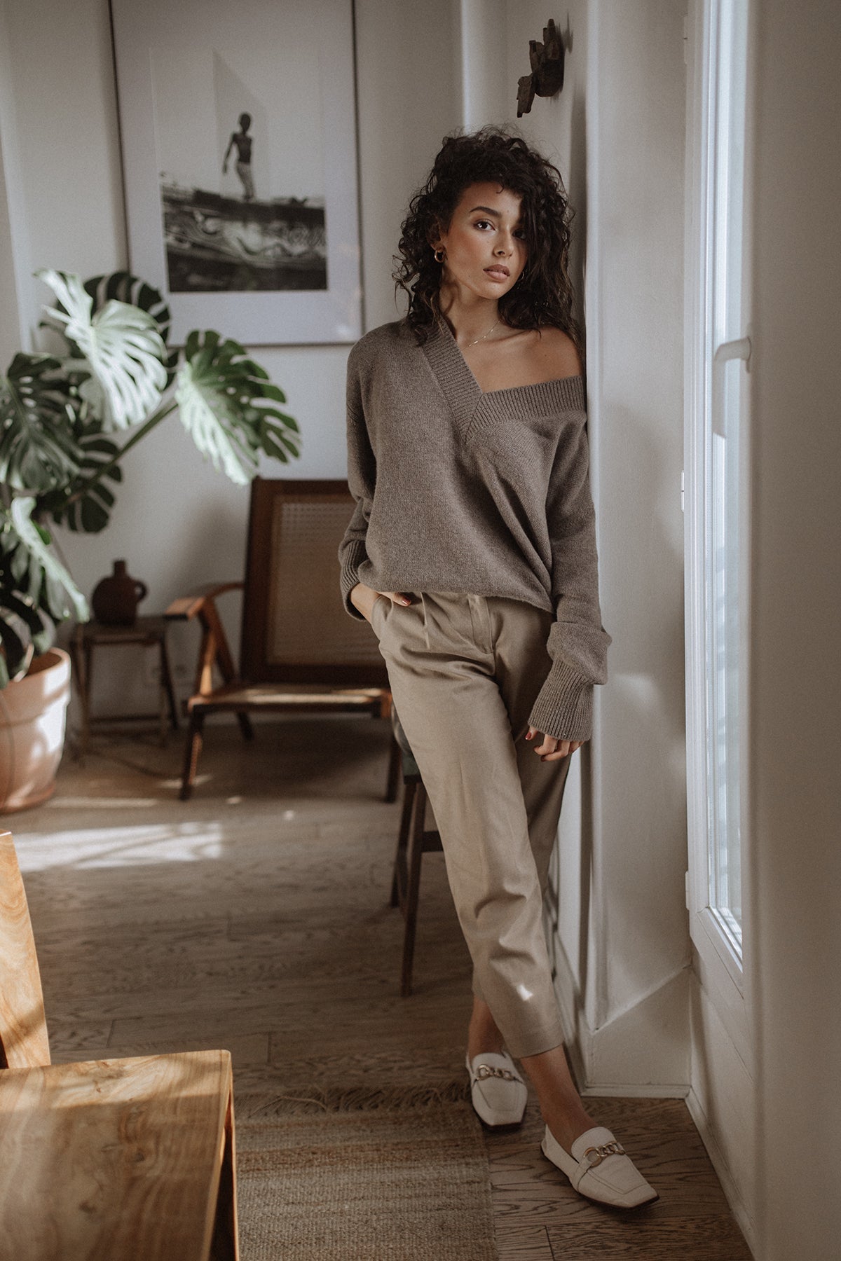Pull col V Iconic Nuage Cashmere en Capuccino, porté en pied en total look beige