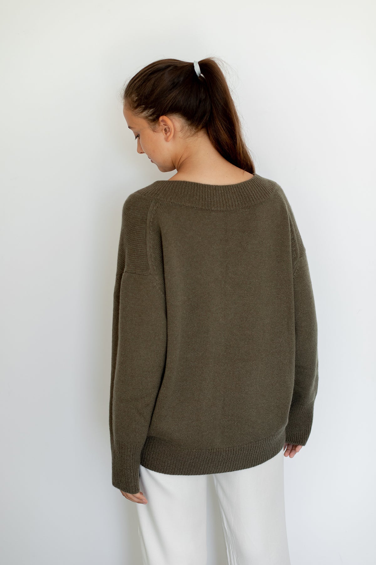 Détail de la maille et du bord-côte du pull Iconic Nuage Cashmere en Olive, plié