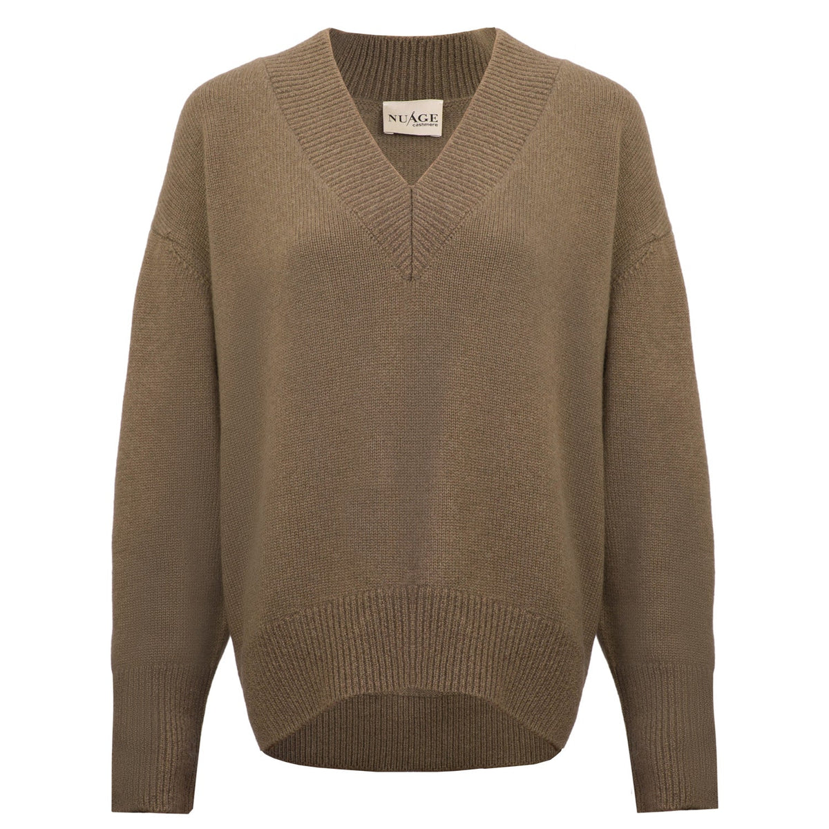 Pull col V Iconic Nuage Cashmere en Olive, vue de face à plat, étiquette Nuage à l'encolure