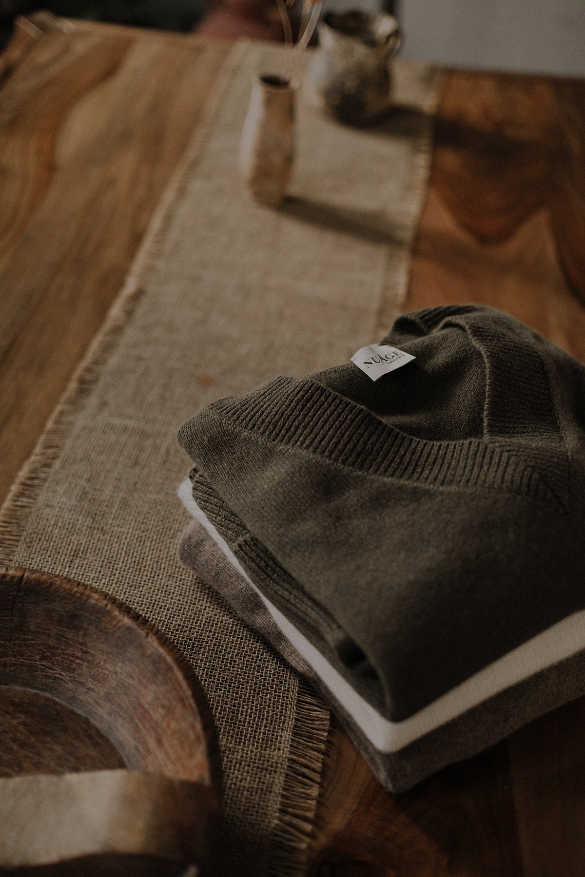 Pull col V Iconic Nuage Cashmere en Olive, porté de dos, épaules tombantes