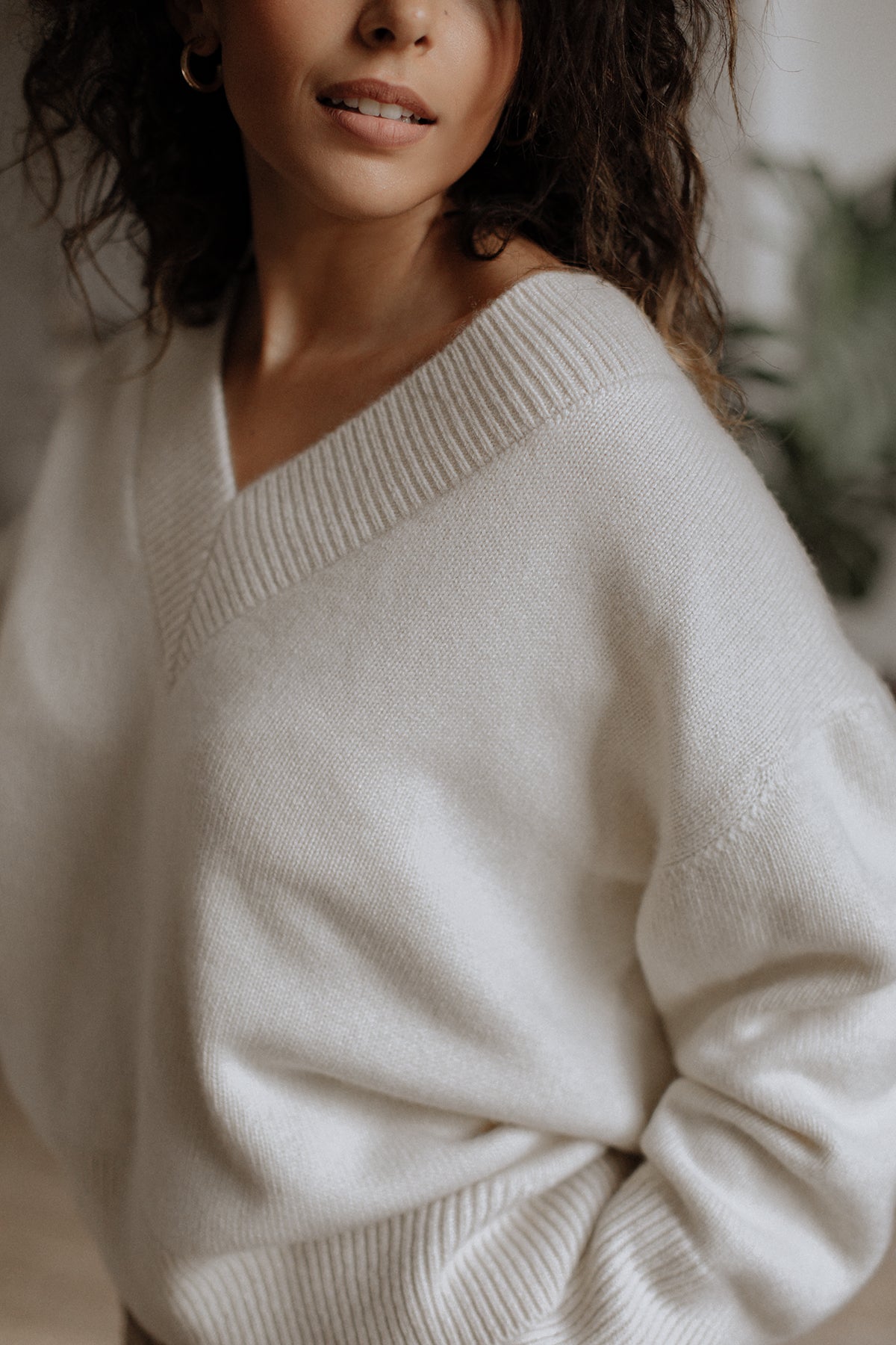 Détail du col V côtelé du pull Iconic Nuage Cashmere en Vanilla