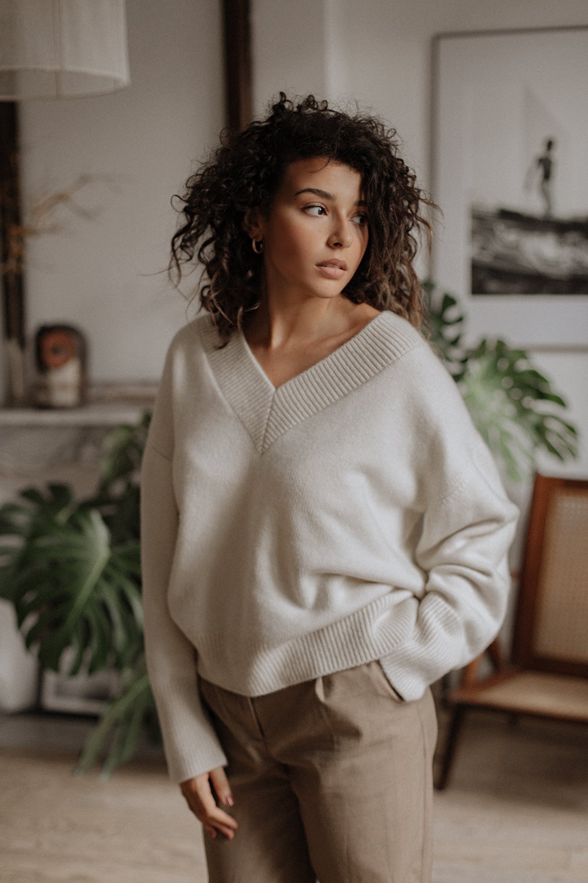 Pull col V Iconic Nuage Cashmere en Vanilla, porté de face avec un pantalon taupe