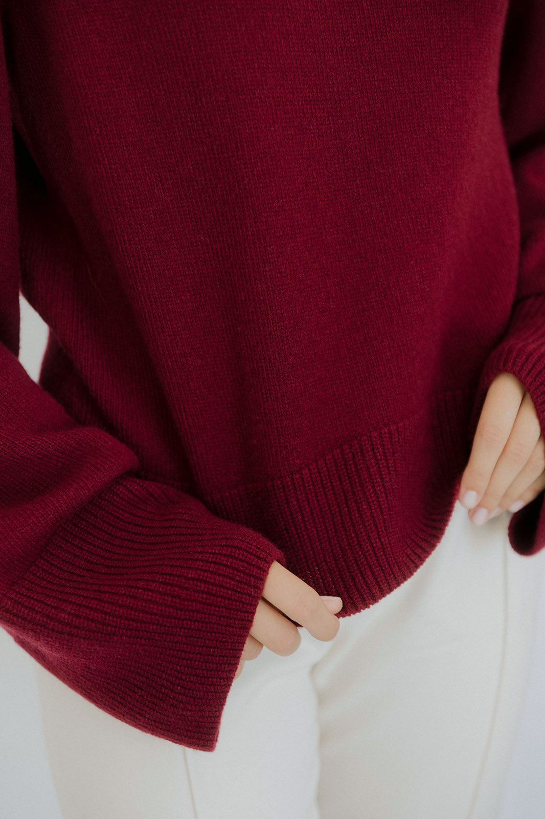 Détail du bas côtelé et de la manche du pull Nuage Cashmere en Burgundy