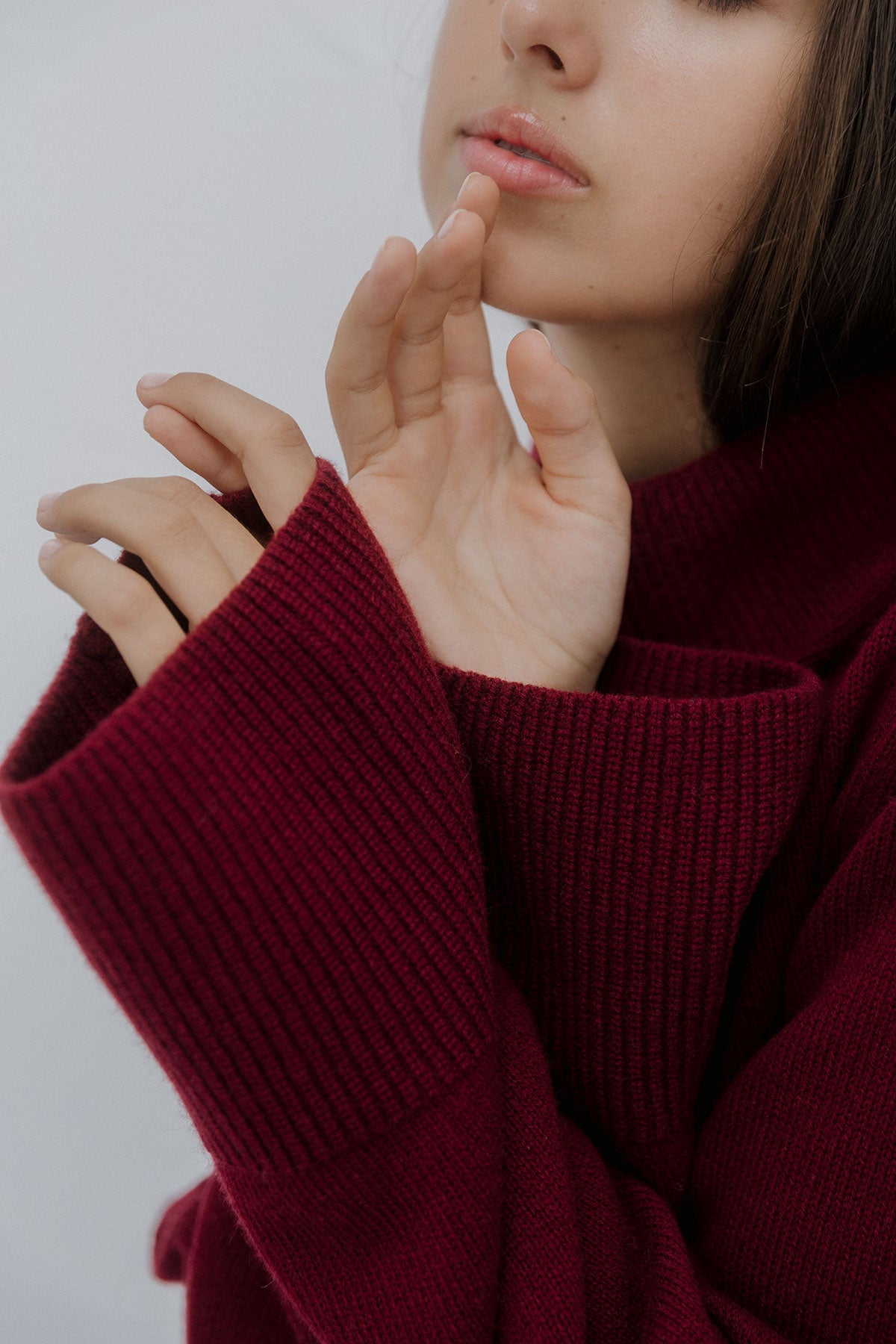 Détail du poignet côtelé large du pull Nuage Cashmere en Burgundy