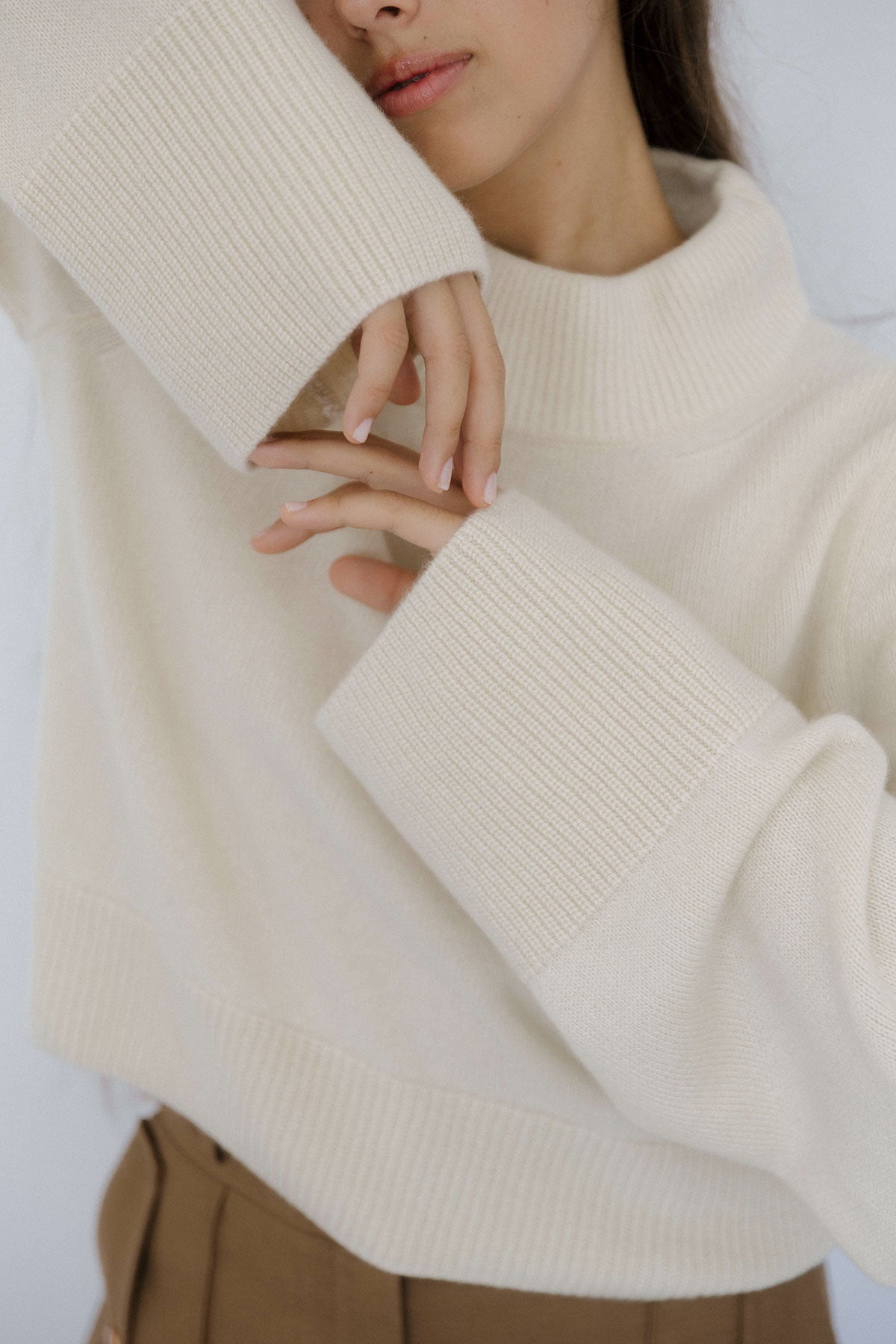 Détail des poignets côtelés larges du pull Nuage Cashmere en Ecru