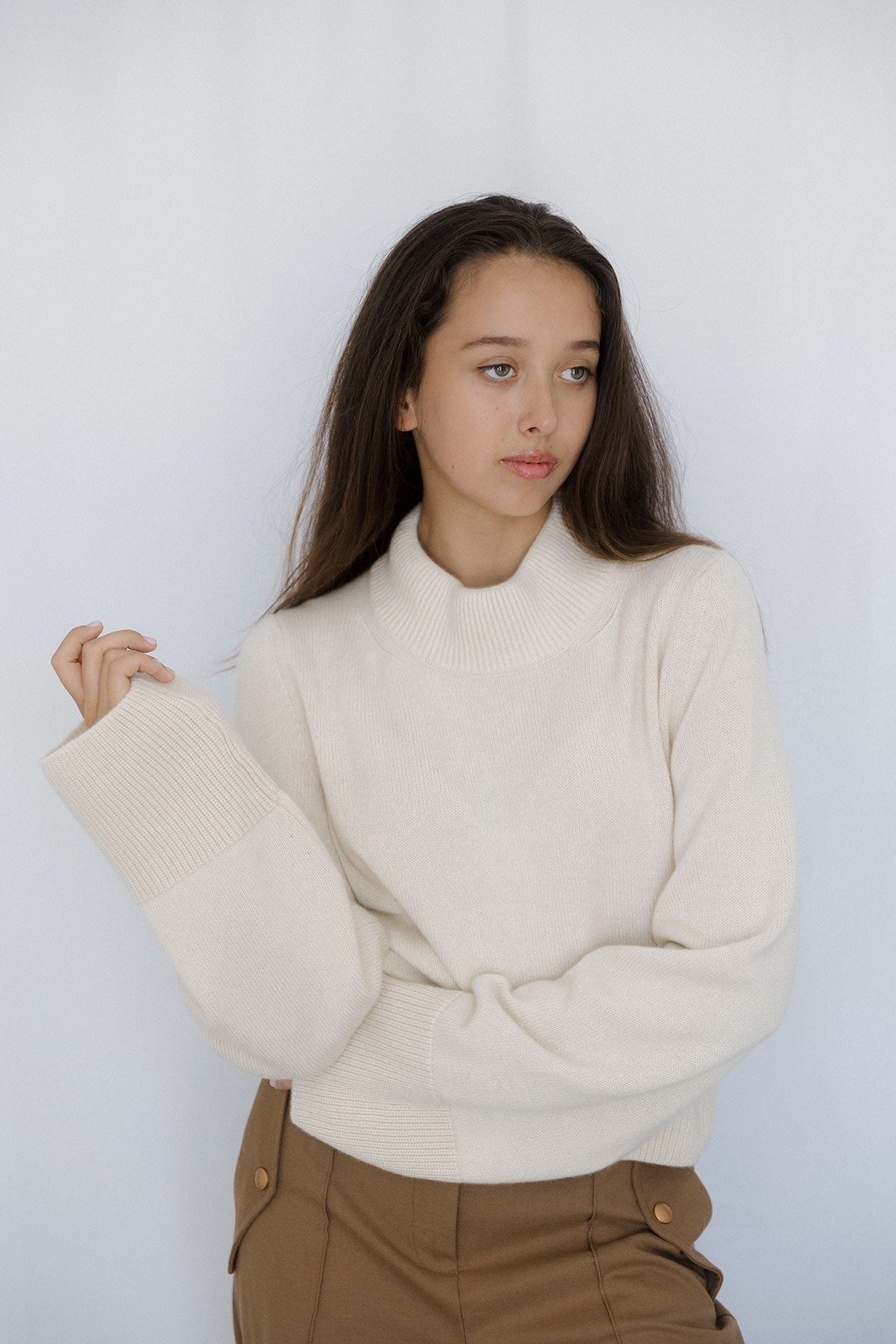 Pull manches larges Nuage Cashmere en Ecru, porté main au poignet, tombé de la maille