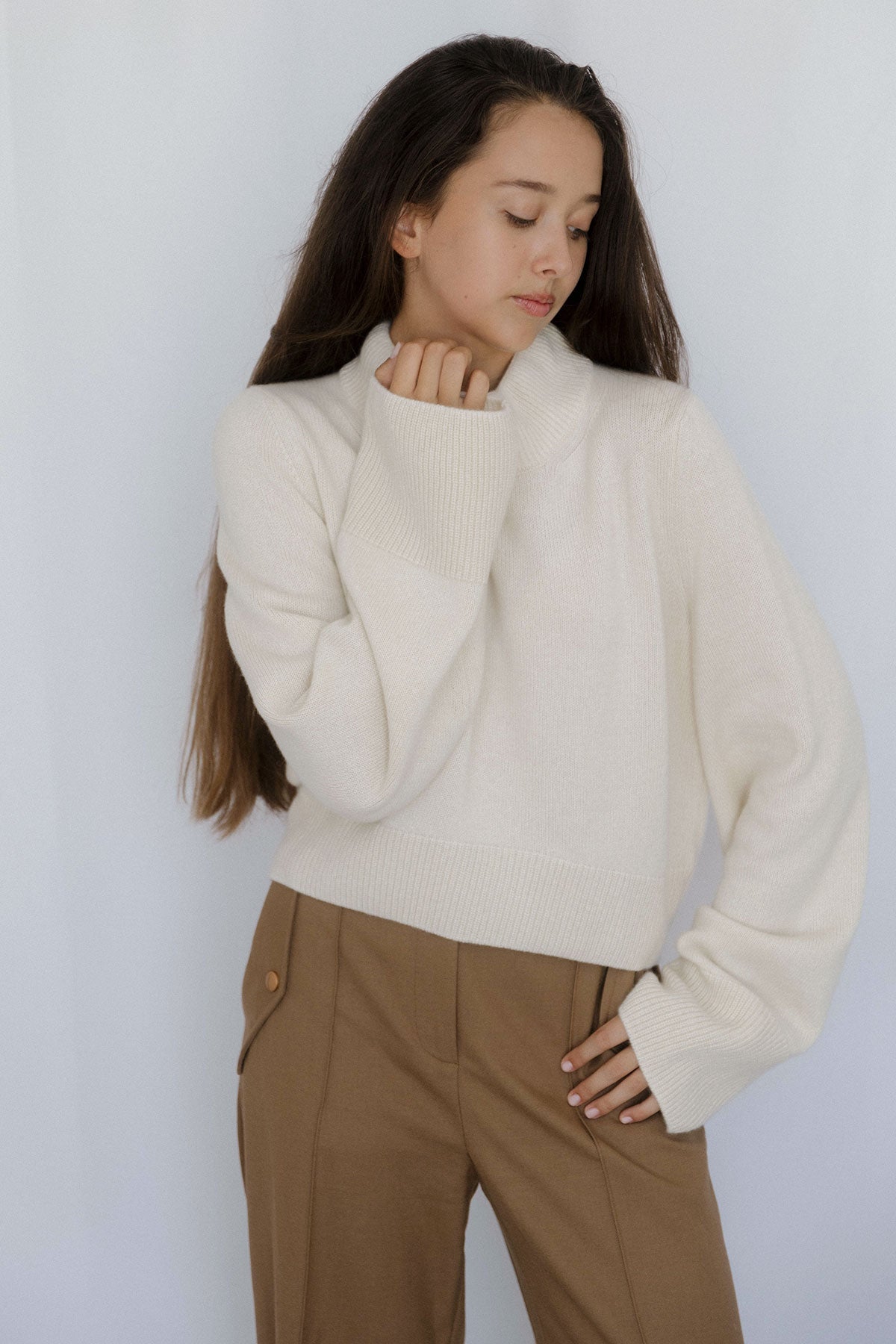 Pull manches larges Nuage Cashmere en Ecru, porté de face sur un pantalon camel
