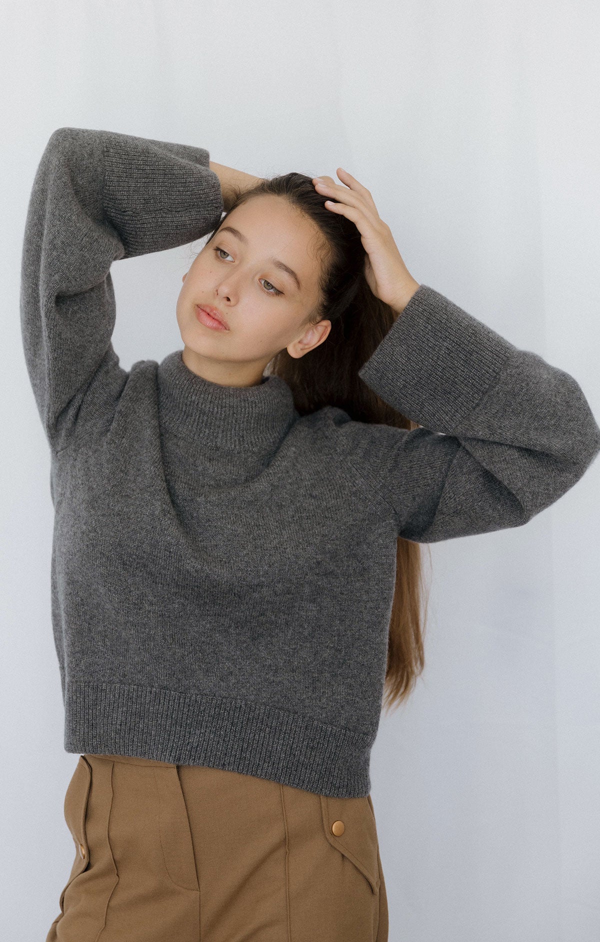 Pull manches larges Nuage Cashmere en Grey, porté bras levés, volume des manches visible