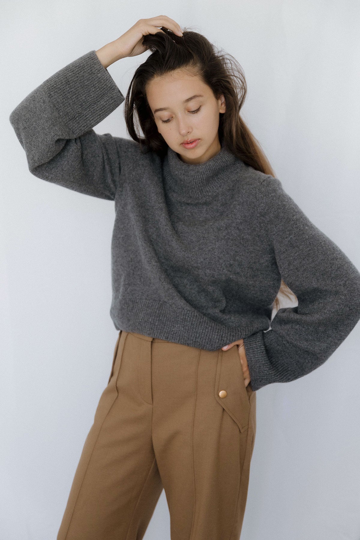 Pull manches larges Nuage Cashmere en Grey, porté de face sur un pantalon camel