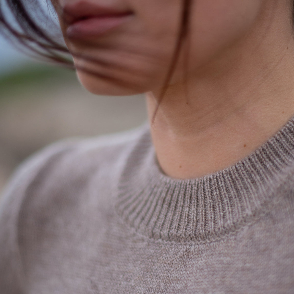 Détail de l'encolure ronde côtelée du t-shirt Nuage Cashmere Cappuccino