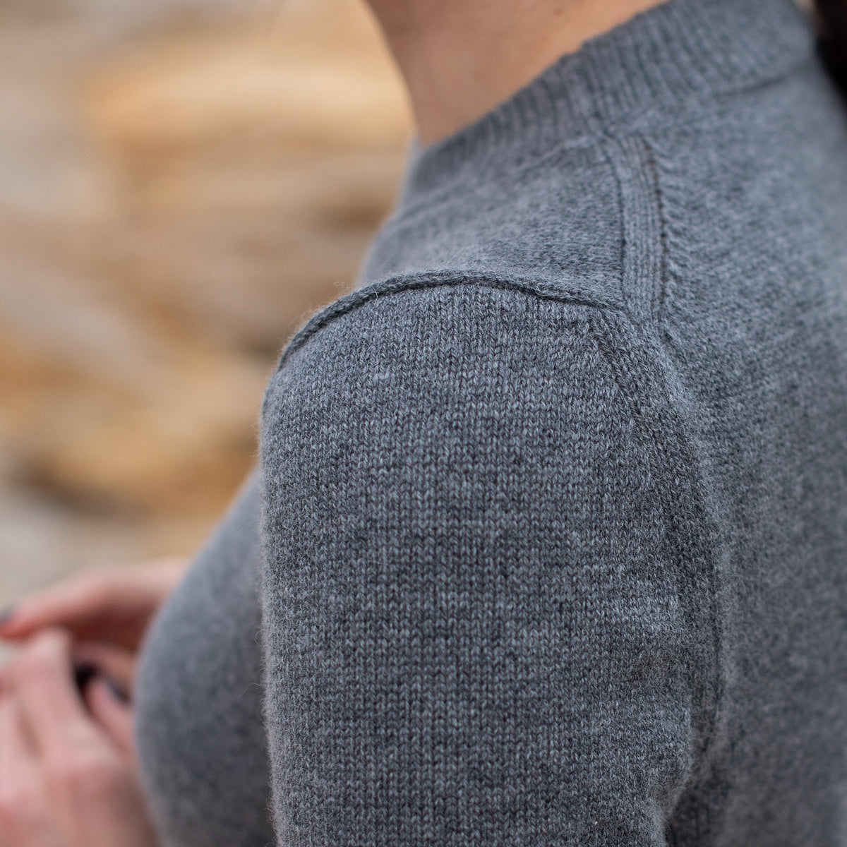 Détail de l'épaule et de la manche courte du t-shirt Nuage Cashmere gris