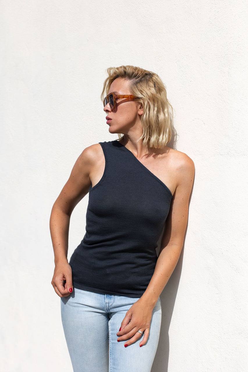 Top une épaule Nuage Cashmere en Charcoal, porté de face avec un jean clair