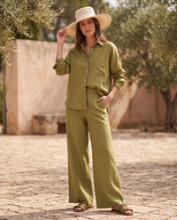 Chemise oversize et pantalon Lune en lin VAN PALMA Vert Olive portés avec un chapeau de paille – look complet