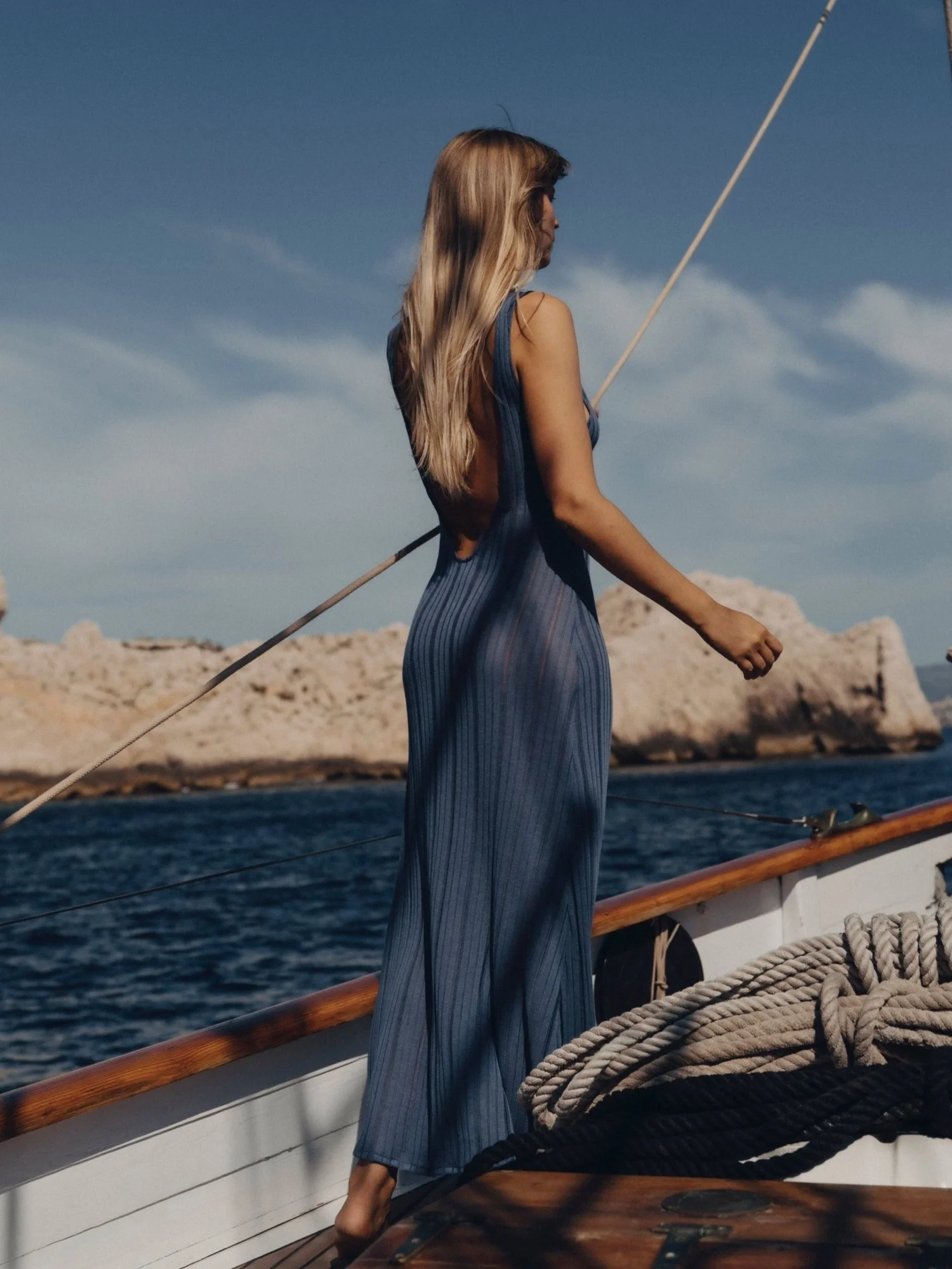 Robe longue plissée Marla VAN PALMA Bleu portée, dos ouvert – vue de dos