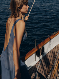 Robe longue plissée Marla VAN PALMA Bleu portée sur un voilier – vue de profil